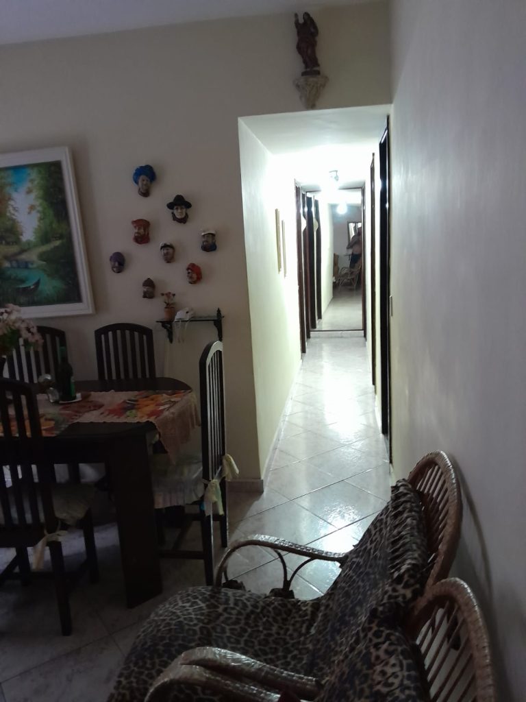 Ap. de Cabo Frio a 100m da praia do Forte. São três quartos, sendo um deles uma suíte. Medidas dos quartos: (3,80 X 2,80), (3,50 X 3,40) e (2,00 x2,00). Um banheiro social (2,80 X 1,00), sala (3,90 x3,60), cozinha(3,60 X 2,00), área de serviço (2,00 X 1,40), corredor interno 5,10 X 0,80), varanda da sala(sacada) 2 80 X 1,10 , sacada dos quartos ( 4,60 X 1,10). Fica no terceiro andar, com elevador e 1 vaga de garagem. Valor 600.000,00. Endereço Avenida do Contorno, 136, Ed. Bougainville, Cabo Frio, RJ.
