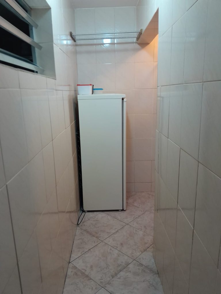 Ap. de Cabo Frio a 100m da praia do Forte. São três quartos, sendo um deles uma suíte. Medidas dos quartos: (3,80 X 2,80), (3,50 X 3,40) e (2,00 x2,00). Um banheiro social (2,80 X 1,00), sala (3,90 x3,60), cozinha(3,60 X 2,00), área de serviço (2,00 X 1,40), corredor interno 5,10 X 0,80), varanda da sala(sacada) 2 80 X 1,10 , sacada dos quartos ( 4,60 X 1,10). Fica no terceiro andar, com elevador e 1 vaga de garagem. Valor 600.000,00. Endereço Avenida do Contorno, 136, Ed. Bougainville, Cabo Frio, RJ.