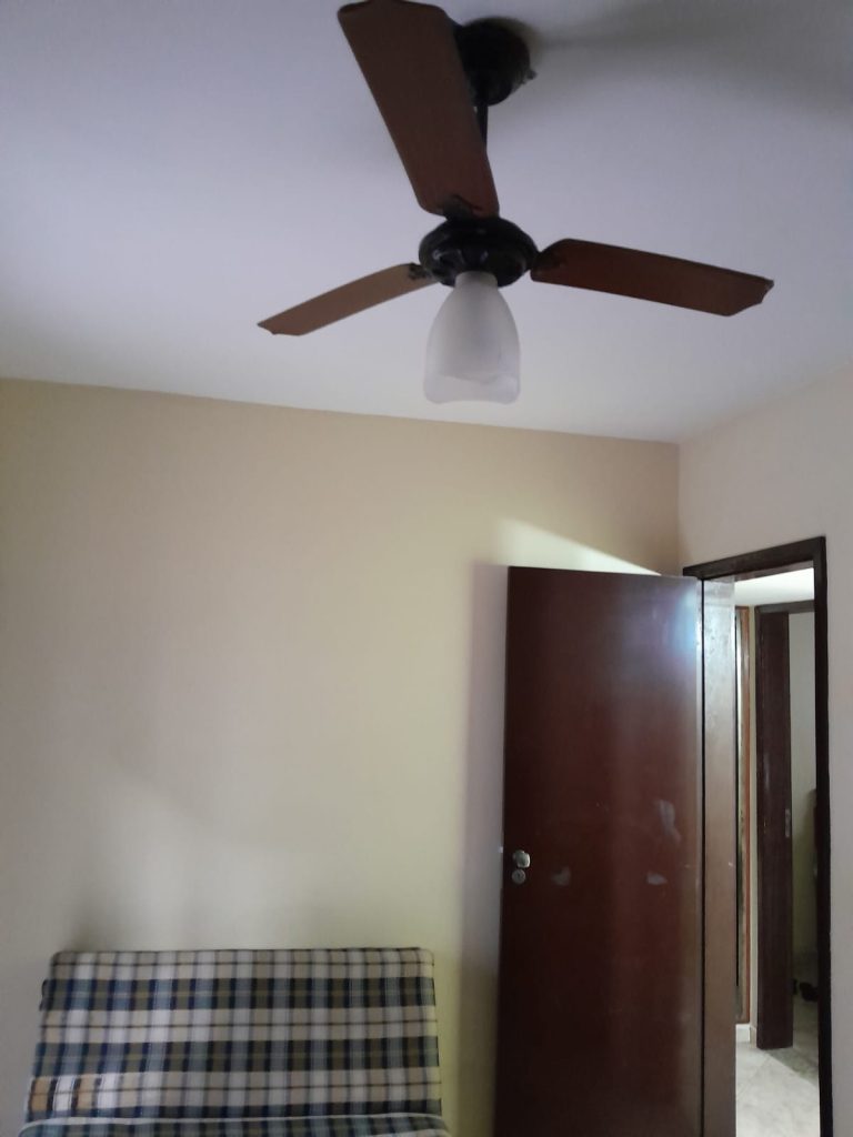 Ap. de Cabo Frio a 100m da praia do Forte. São três quartos, sendo um deles uma suíte. Medidas dos quartos: (3,80 X 2,80), (3,50 X 3,40) e (2,00 x2,00). Um banheiro social (2,80 X 1,00), sala (3,90 x3,60), cozinha(3,60 X 2,00), área de serviço (2,00 X 1,40), corredor interno 5,10 X 0,80), varanda da sala(sacada) 2 80 X 1,10 , sacada dos quartos ( 4,60 X 1,10). Fica no terceiro andar, com elevador e 1 vaga de garagem. Valor 600.000,00. Endereço Avenida do Contorno, 136, Ed. Bougainville, Cabo Frio, RJ.