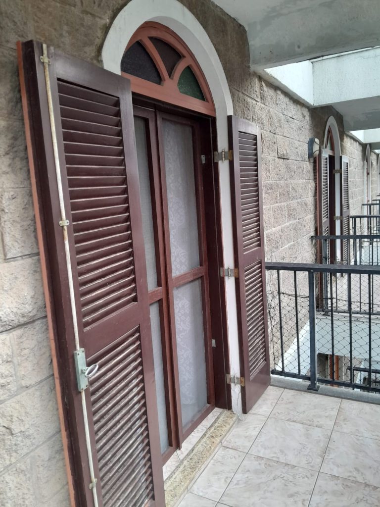 Ap. de Cabo Frio a 100m da praia do Forte. São três quartos, sendo um deles uma suíte. Medidas dos quartos: (3,80 X 2,80), (3,50 X 3,40) e (2,00 x2,00). Um banheiro social (2,80 X 1,00), sala (3,90 x3,60), cozinha(3,60 X 2,00), área de serviço (2,00 X 1,40), corredor interno 5,10 X 0,80), varanda da sala(sacada) 2 80 X 1,10 , sacada dos quartos ( 4,60 X 1,10). Fica no terceiro andar, com elevador e 1 vaga de garagem. Valor 600.000,00. Endereço Avenida do Contorno, 136, Ed. Bougainville, Cabo Frio, RJ.